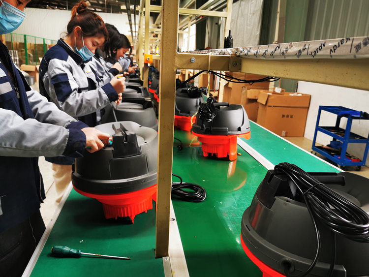 柯琳德工业吸尘器车间内工人在为商用吸尘器组装机头中